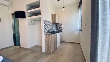 Room, 1 Bedroom, Balcony, Garden View | Interior