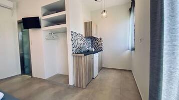 Room, 1 Bedroom, Balcony, Garden View | Interior