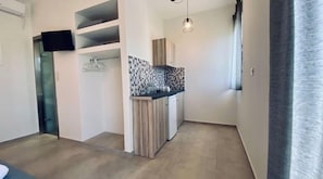 Room, 1 Bedroom, Balcony, Garden View | Interior