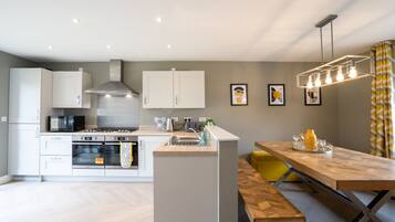 House, 6 Bedrooms | Interior