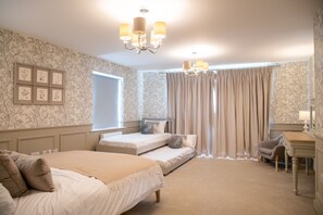 House, 6 Bedrooms | 6 bedrooms - Six Bedroom New-build Detached House In Bicester (Bicester)