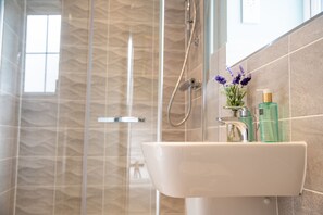 House, 6 Bedrooms | Bathroom - Six Bedroom New-build Detached House In Bicester (Bicester)