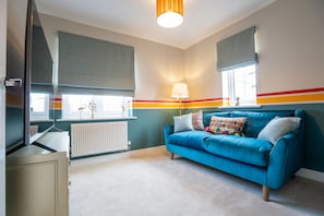 House, 6 Bedrooms | Living area | TV - Six Bedroom New-build Detached House In Bicester (Bicester)