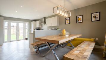House, 6 Bedrooms | Dining room