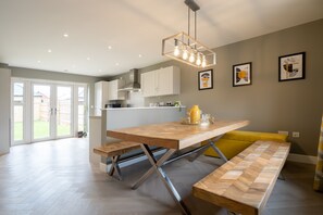 House, 6 Bedrooms | Dining room - Six Bedroom New-build Detached House In Bicester (Bicester)