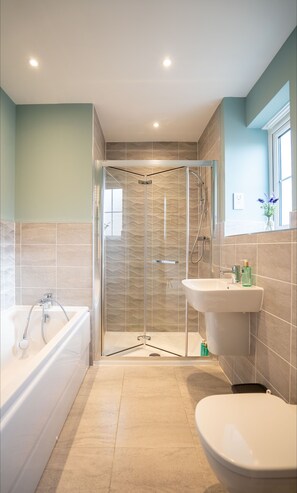 House, 6 Bedrooms | Bathroom - Six Bedroom New-build Detached House In Bicester (Bicester)