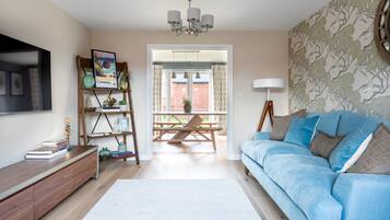 House, 4 Bedrooms | Living room