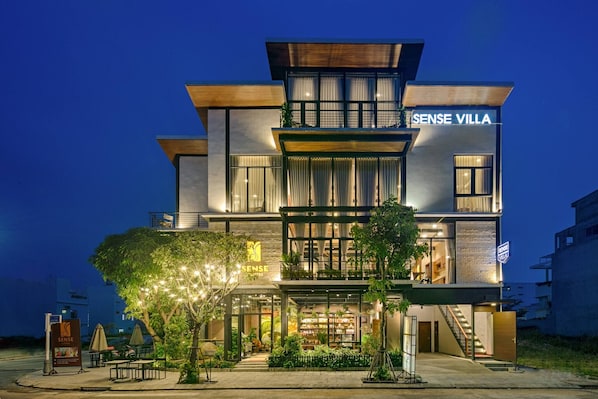 Villa, 4 Bedrooms, Balcony | Property entrance