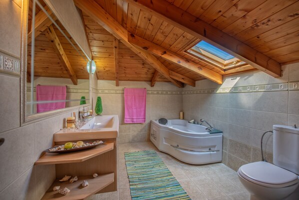 Apartment, 3 Bedrooms, Smoking, Balcony | Bathroom | Shampoo