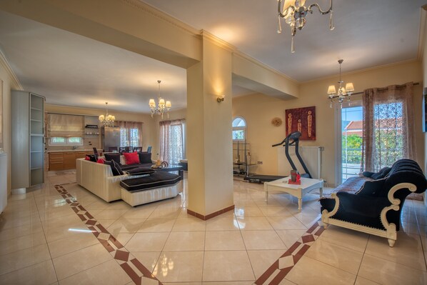 Departamento, 3 habitaciones, para fumadores, balcón | Área de sala de estar