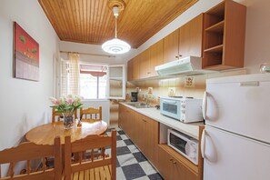 บ้านพัก, 2 ห้องนอน, สูบบุหรี่ได้, ลานระเบียง | ร้านอาหาร