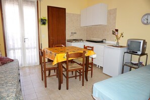 Studio, Mehrere Schlafzimmer, Balkon | Wohnbereich