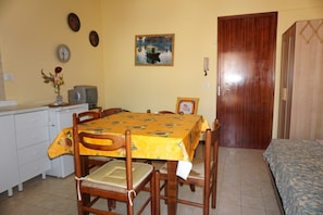 Studio, meerdere slaapkamers, balkon | Woonruimte