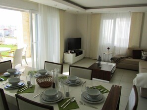 Apartment, 2 Bedrooms, Balcony, Pool View | Dining