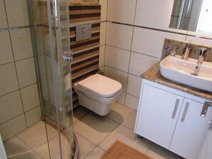 Apartment, 2 Bedrooms, Balcony, Pool View | Bathroom