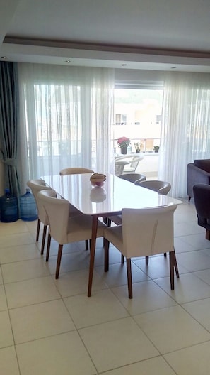 Apartamento, 2 habitaciones, balcón, vistas a la piscina | Restauración