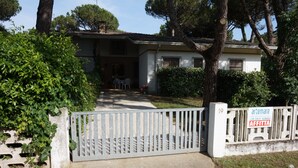 Exterior - Lovely Semi-detached Villa With Private Garden in Lignano Riviera by Beahost (Lignano Sabbiadoro)