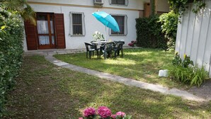Outdoor dining - Lovely Semi-detached Villa With Private Garden in Lignano Riviera by Beahost (Lignano Sabbiadoro)