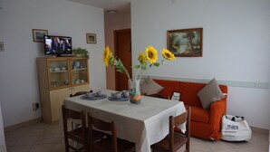Appartement, 3 chambres, balcon | Salle de séjour