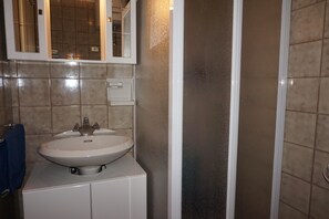 Studio, Mehrere Schlafzimmer, Balkon | Badezimmer