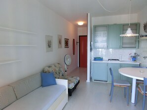 Studio, plusieurs chambres, balcon, vue océan | Salle de séjour