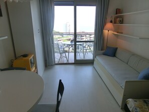 Studio, Mehrere Schlafzimmer, Balkon, Meerblick | Wohnzimmer