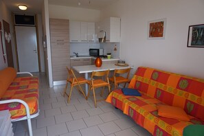 Studio, Mehrere Schlafzimmer, Balkon, Meerblick | Wohnzimmer