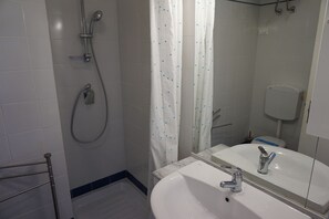 Studio, plusieurs chambres, balcon, vue océan | Salle de bain