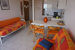 Studio, plusieurs chambres, balcon, vue océan | Restauration