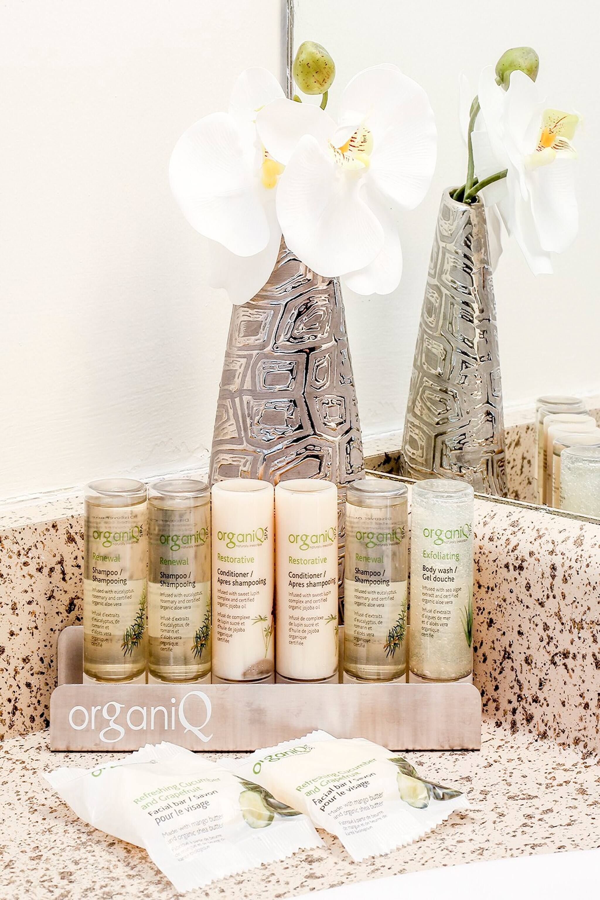 City View High Floor Bay Gerrard Pet Friendly Condo Walk to Sick Kids Hospital