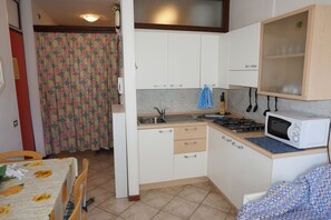 Studio, plusieurs chambres, balcon, vue jardin | Cuisine privée