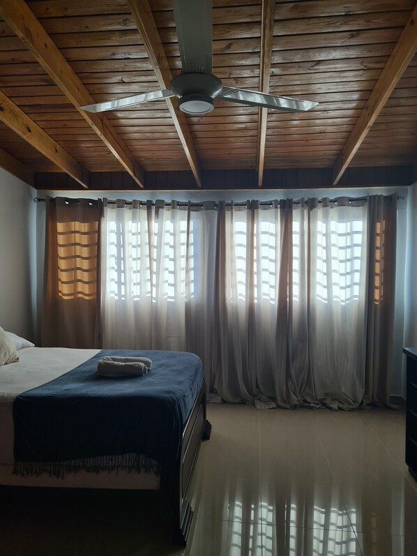 3 bedrooms, iron/ironing board, bed sheets