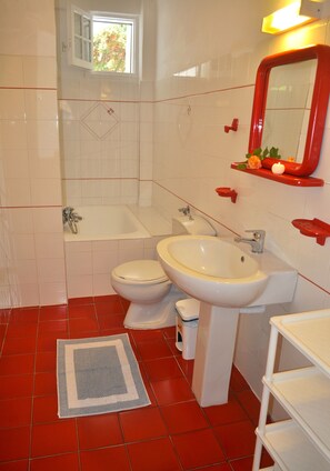 Apartment, 2 Bedrooms, Smoking, Balcony | Bathroom