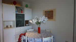 Apartment, 2 Bedrooms, Balcony, Garden View | Dining
