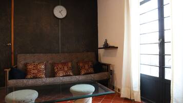 Apartment, 2 Bedrooms, Smoking, City View | Living area | Books