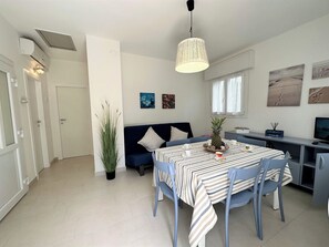 Appartamento, 2 camere da letto, balcone, vista giardino | Area soggiorno