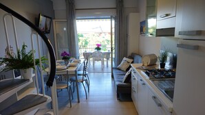Apartment, 3 Schlafzimmer, barrierefrei, Balkon | Wohnzimmer