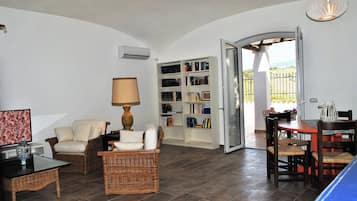 Villa, 3 slaapkamers, terras, uitzicht op tuin | Woonkamer