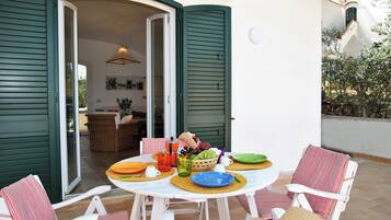 Villa, 3 Bedrooms, Patio, Garden View | Dining room