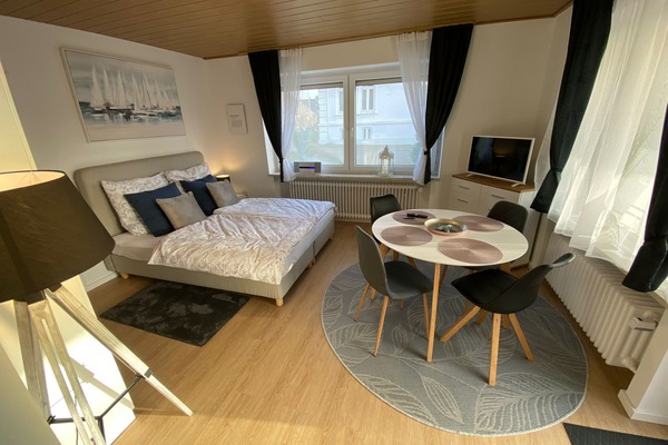 Wohn-Schlafzimmer mit Smart-TV und kostenlosem WLAN