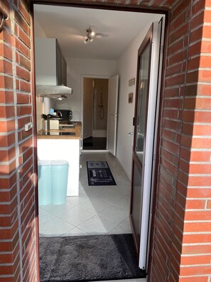 Kühlschrank, Mikrowelle, Herdplatte, Geschirrspüler