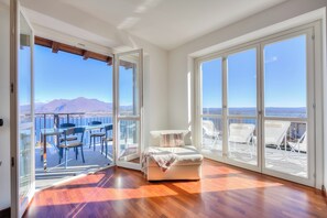 Apartemen Keluarga, beberapa kamar, 2 kamar mandi, tepi gunung (Penthouse The Magnifique View) | Area keluarga | Televisi layar datar 21-inci dengan saluran TV digital dan TV