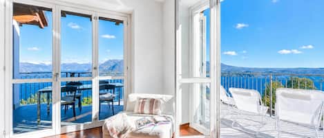 Apartamento familiar, 2 habitaciones, 2 baños, junto a la montaña (Penthouse The Magnifique View in) | Zona de estar | Una televisión