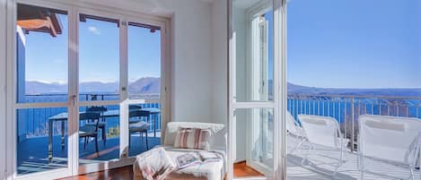 Familienapartment, Mehrere Schlafzimmer, 2 Bäder, Bergseite (Penthouse The Magnifique View) | Wohnbereich | 21-Zoll-Flachbildfernseher mit Digitalempfang, Fernseher