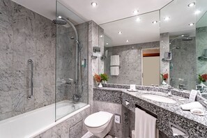 Haartrockner, Handtücher, Seife, Toilettenpapier