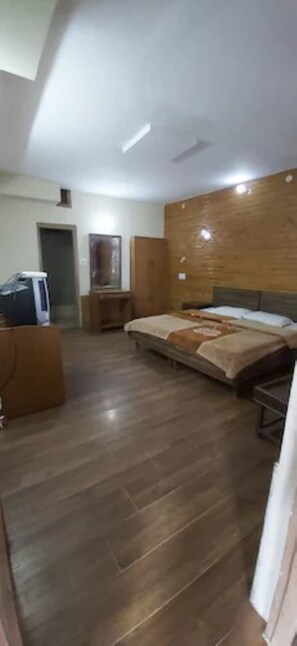 Egyptian cotton sheets, premium bedding, down comforters - Goroomgo Dalhousie Shangrila Hotel (Dalhousie)