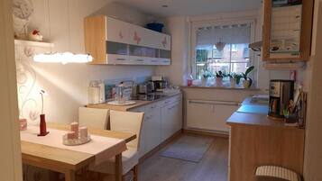 Kühlschrank, Mikrowelle, Ofen, Geschirrspüler