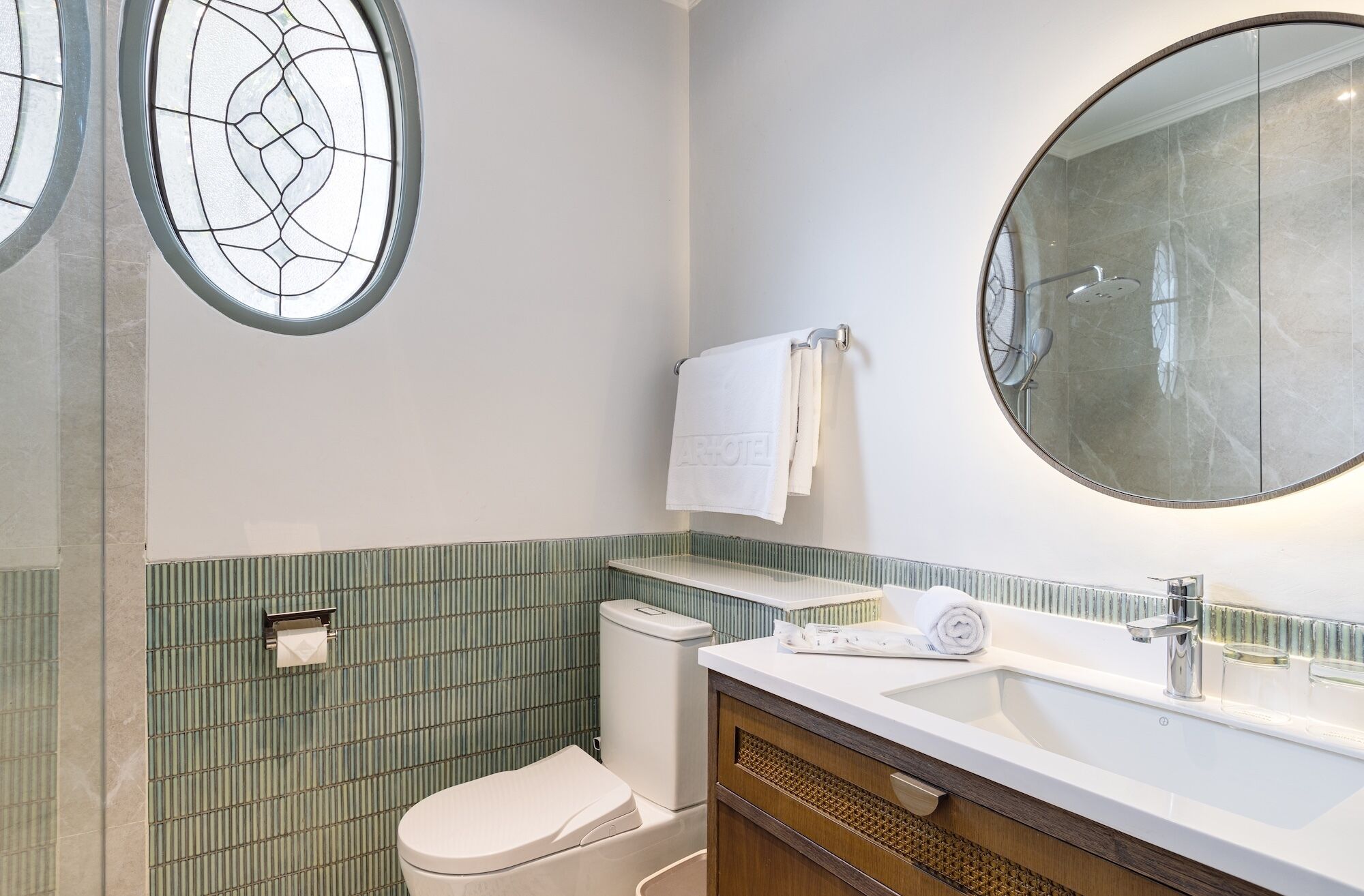 Un baño con inodoro, lavabo y espejo.