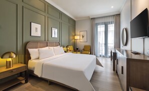 Een minibar, een bureau, gratis wifi, beddengoed