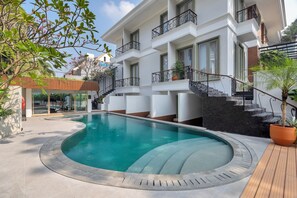 Una piscina al aire libre